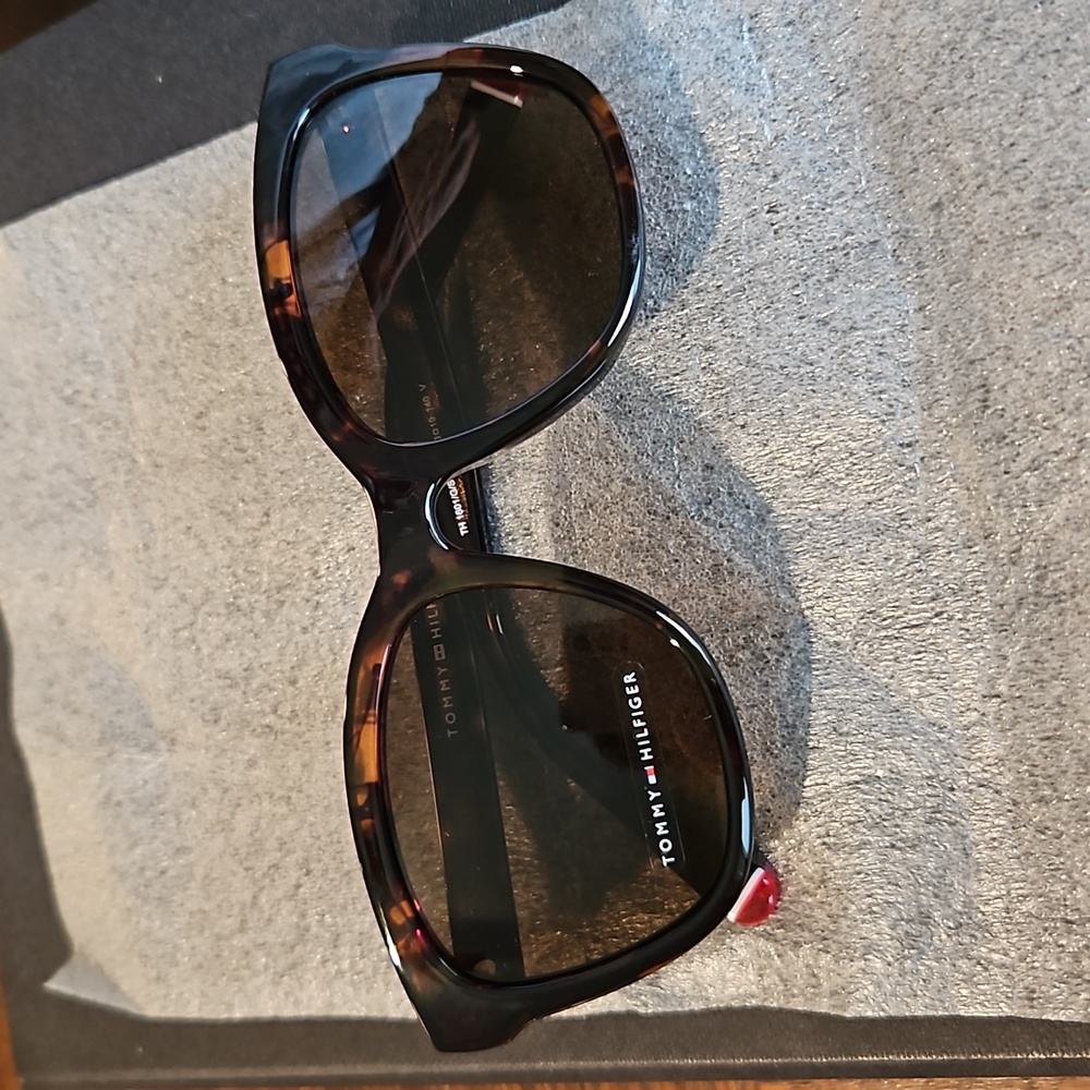 Tommy Hilfiger NWOT tortoise sunglasses Gorgeous!